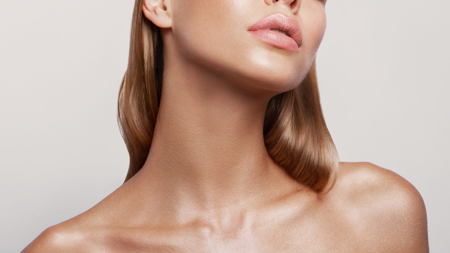 Model applying Neae Skin Super Model Skin Body Oil Gold Glow, showcasing radiant, glowing skin with the luxurious oil.